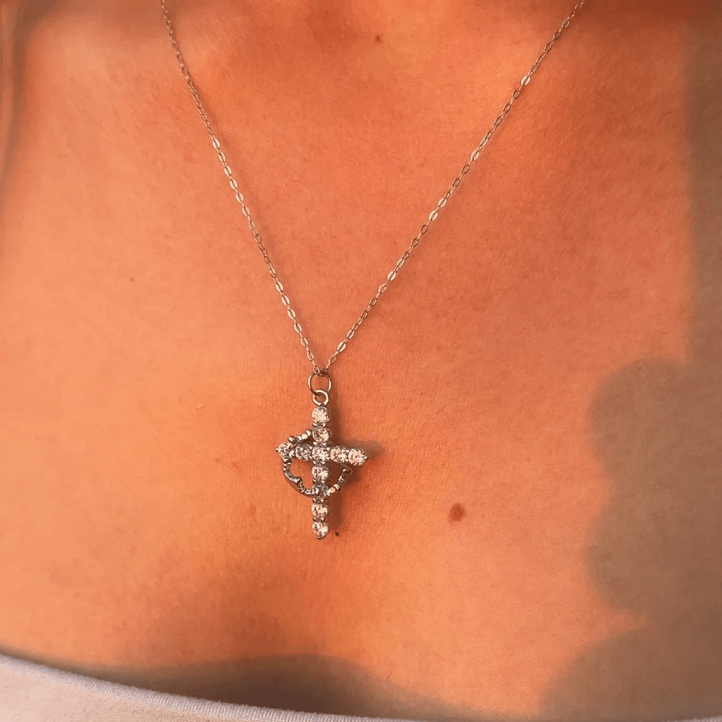 Alianza de Corona y Cruz: Collar Moderno de Cruz Coronada en Fe con Tarjeta de Regalo