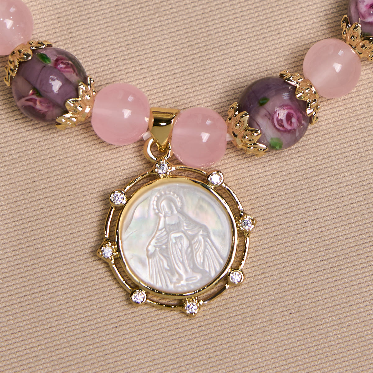 Pulsera Artesanal de Cristal de Cuarzo Rosa con Camafeo de la Virgen María