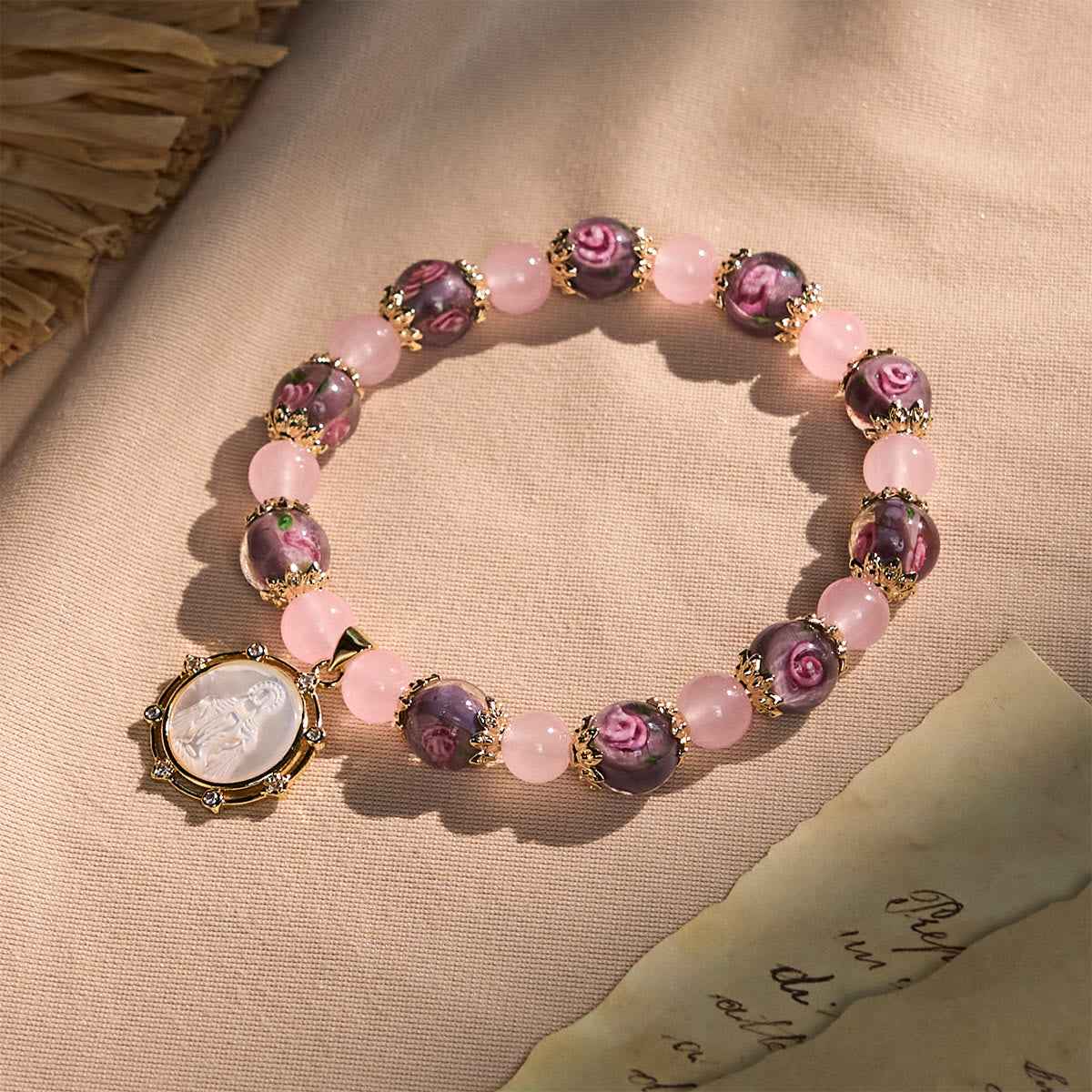 Pulsera Artesanal de Cristal de Cuarzo Rosa con Camafeo de la Virgen María