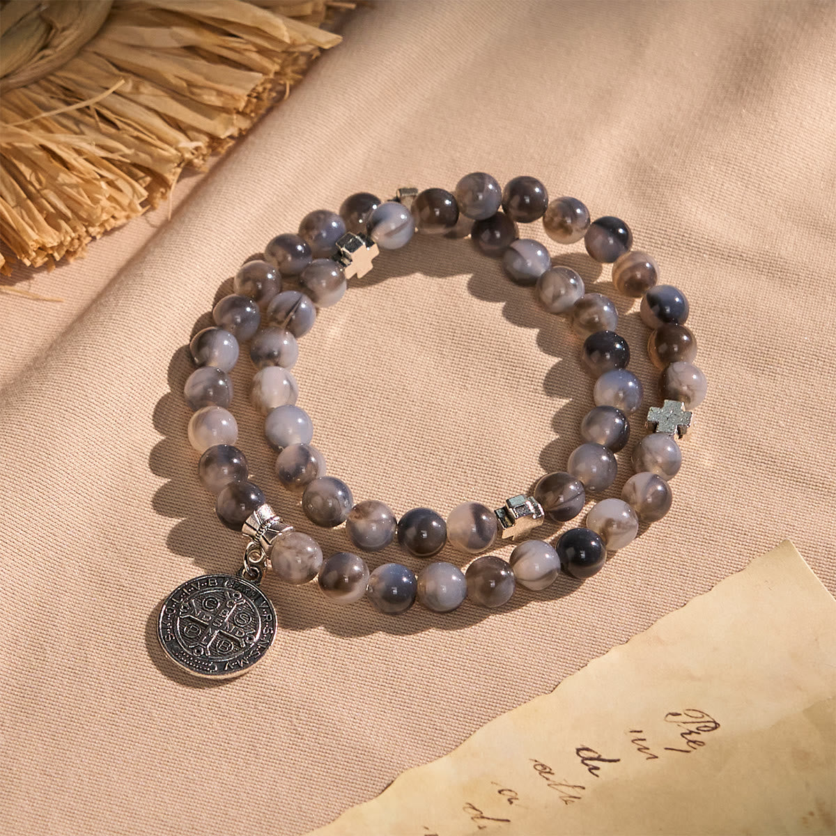 Pulsera Rosario de Cuentas Degradadas Gris y Negro con San Benito: Escudo de Fe