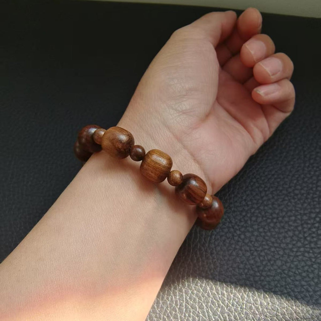 Pulsera de Fe Clásica de Madera Café con Crucifijo INRI