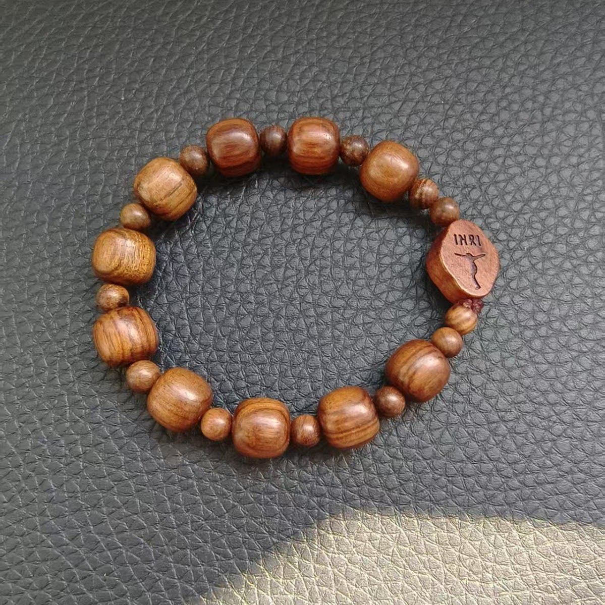 Pulsera de Fe Clásica de Madera Café con Crucifijo INRI