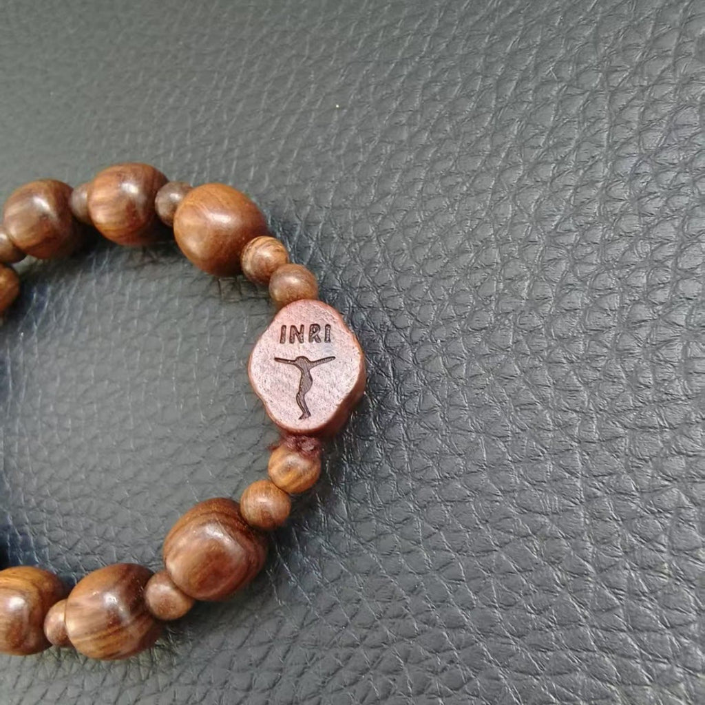 Pulsera de Fe Clásica de Madera Café con Crucifijo INRI