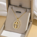 Collar Elegante de Cruz Ovalada con Halo de Cristal: Regalo Precioso de Fe