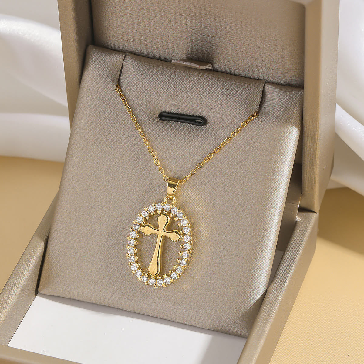 Collar Elegante de Cruz Ovalada con Halo de Cristal: Regalo Precioso de Fe
