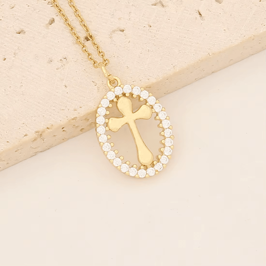 Collar Elegante de Cruz Ovalada con Halo de Cristal: Regalo Precioso de Fe