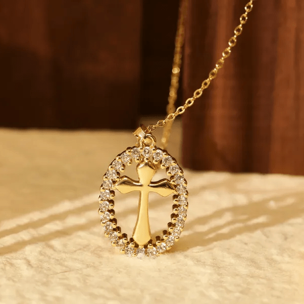 Collar Elegante de Cruz Ovalada con Halo de Cristal: Regalo Precioso de Fe
