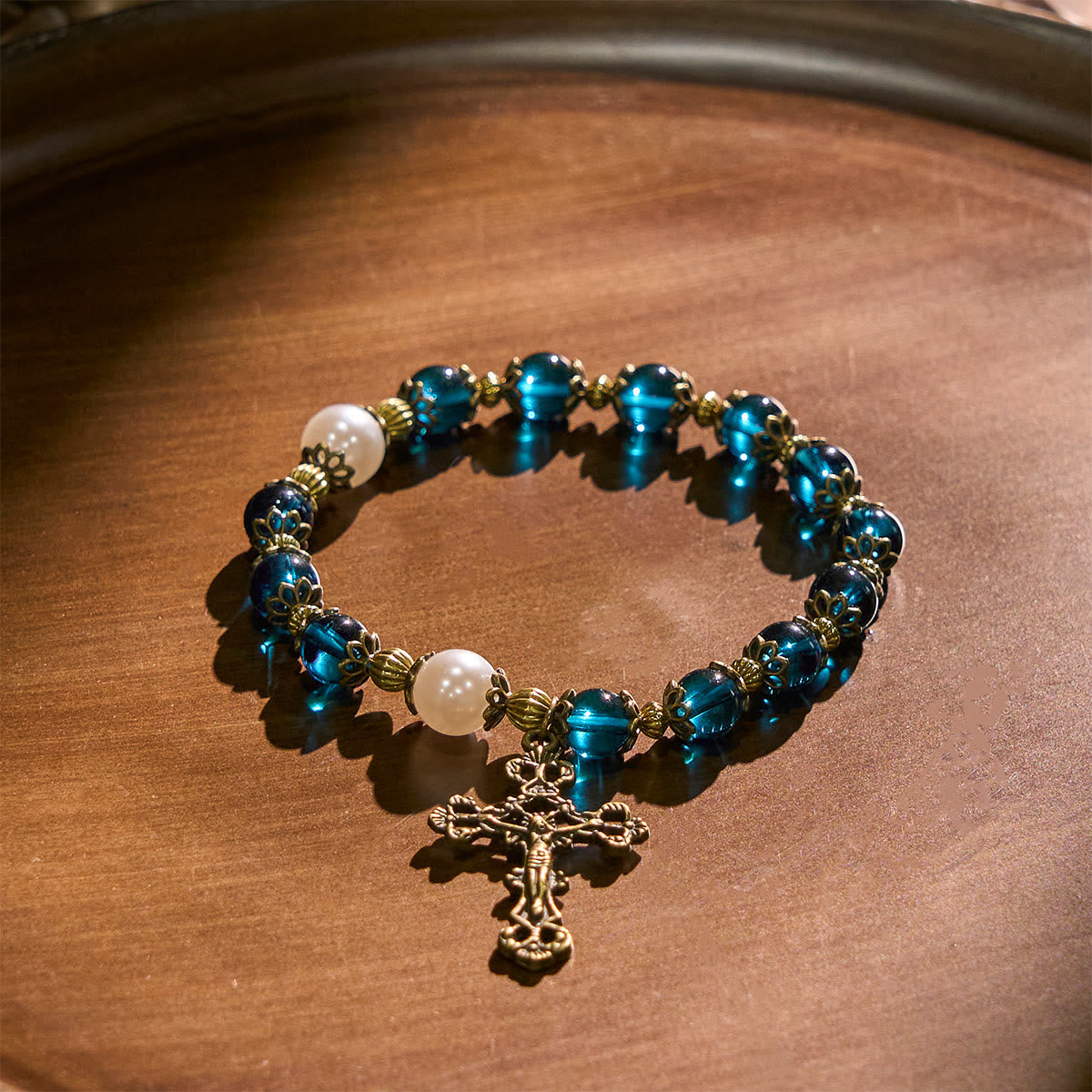Pulseras Espirituales de Cuentas Azules Brillantes con Crucifijo Sagrado de Latón
