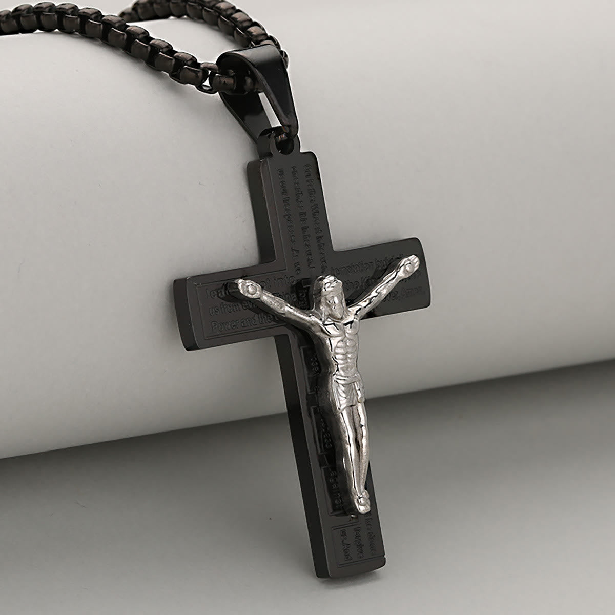 Collar Crucifijo Elegante, Símbolo de Devoción, Disponible en Cuatro Tonos
