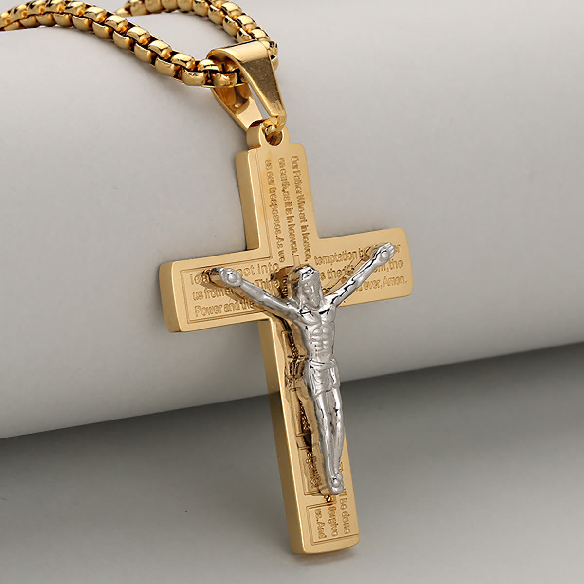 Collar Crucifijo Elegante, Símbolo de Devoción, Disponible en Cuatro Tonos
