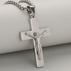Collar Crucifijo Elegante, Símbolo de Devoción, Disponible en Cuatro Tonos