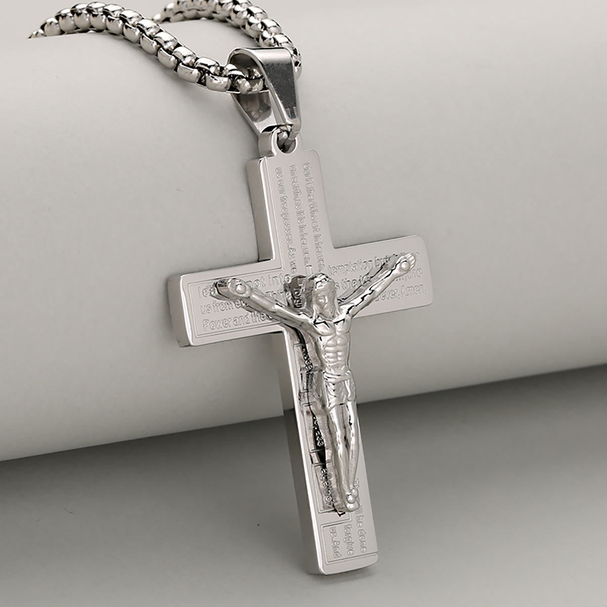 Collar Crucifijo Elegante, Símbolo de Devoción, Disponible en Cuatro Tonos