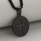 Collar con Dije de Cruz Calada con Oración Inspiradora en Tres Colores Elegantes