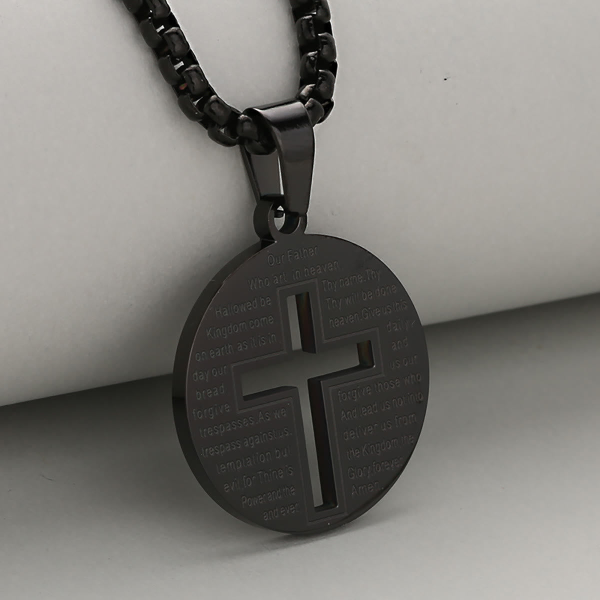 Collar con Dije de Cruz Calada con Oración Inspiradora en Tres Colores Elegantes