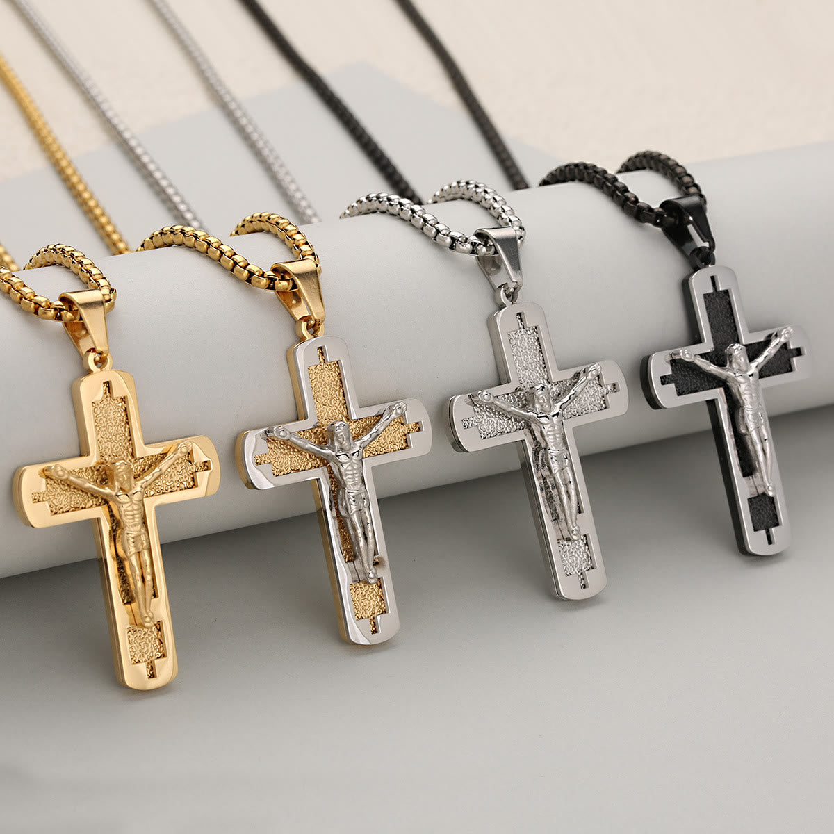 Collar con Dije Crucifijo Pulido Disponible en Cuatro Colores Eternos