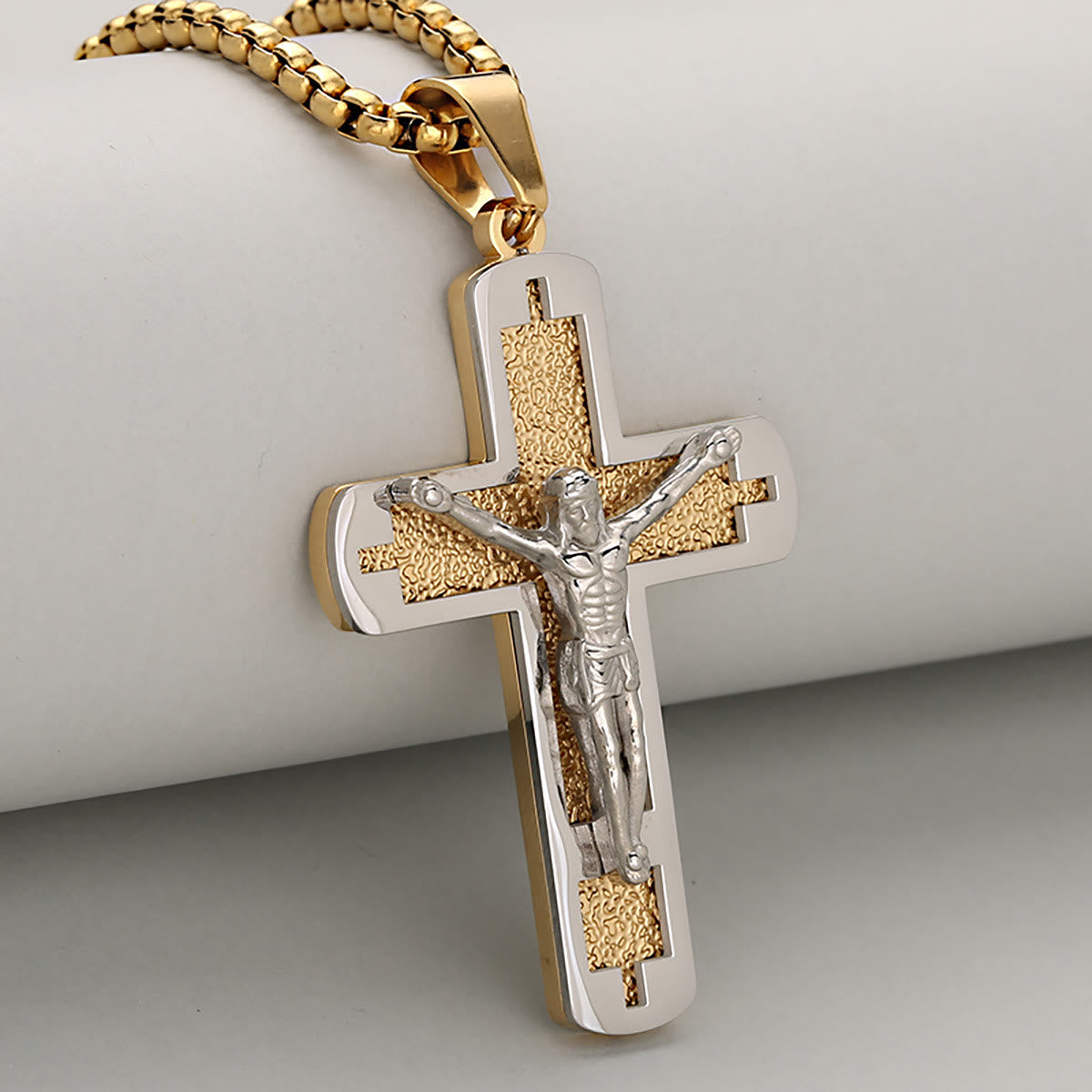 Collar con Dije Crucifijo Pulido Disponible en Cuatro Colores Eternos