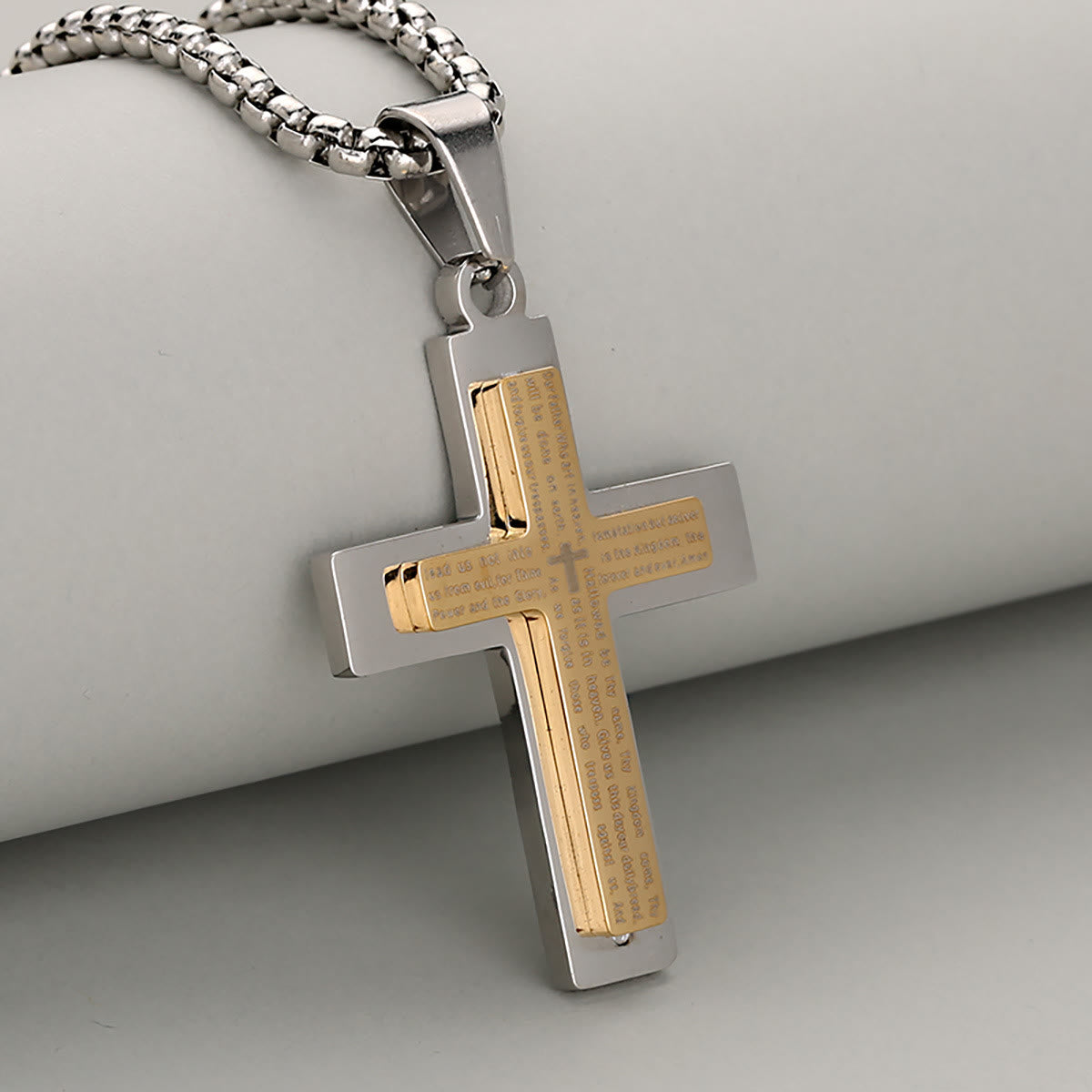 Collar de Cruz Tricolor Minimalista que Encarna la Fe y la Sencillez