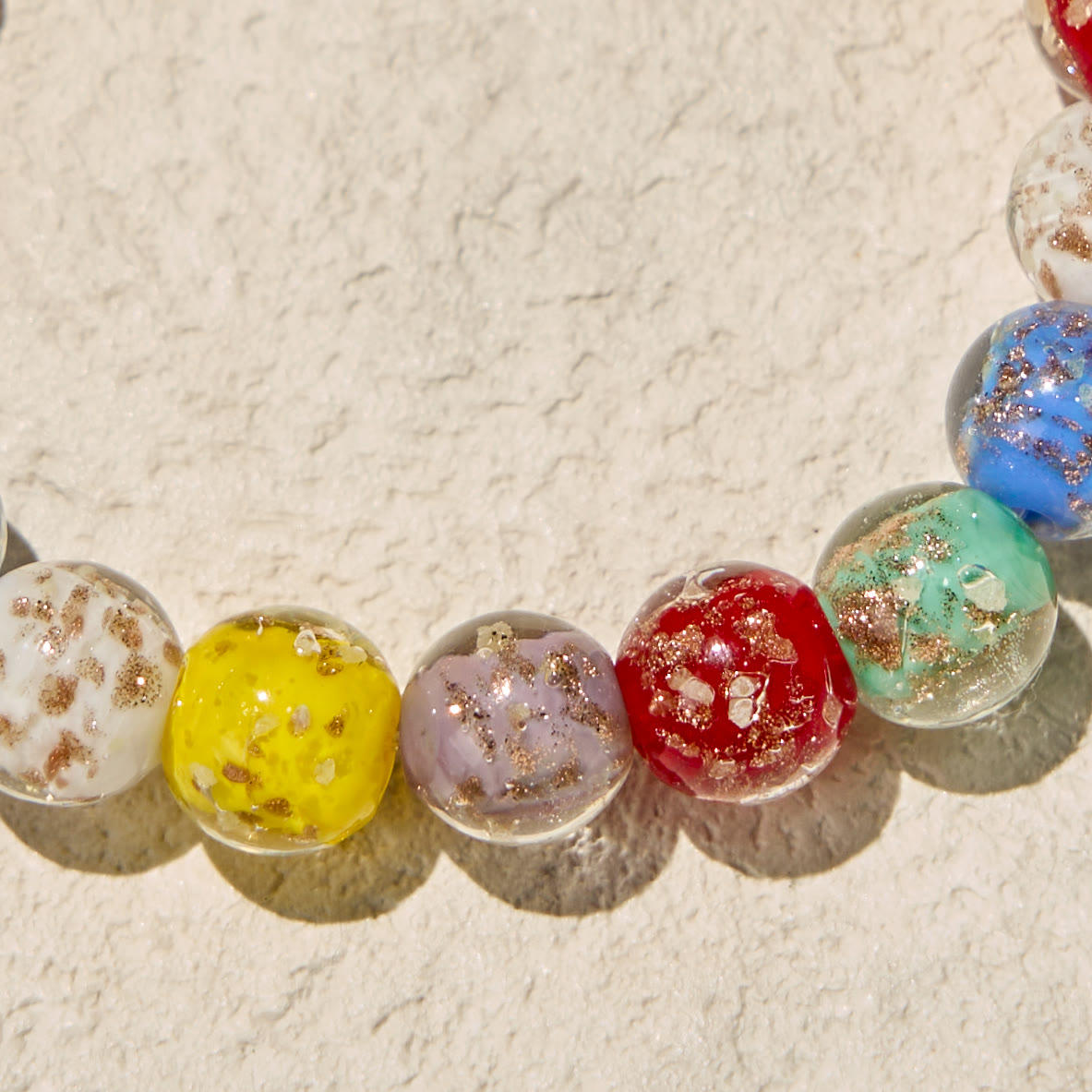 Pulseras de Cristal con Motas Doradas que Brillan en la Oscuridad con Crucifijo