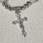 Rosario y Pulseras Devocionales de Cuentas de Rosa Blanca con la Virgen María