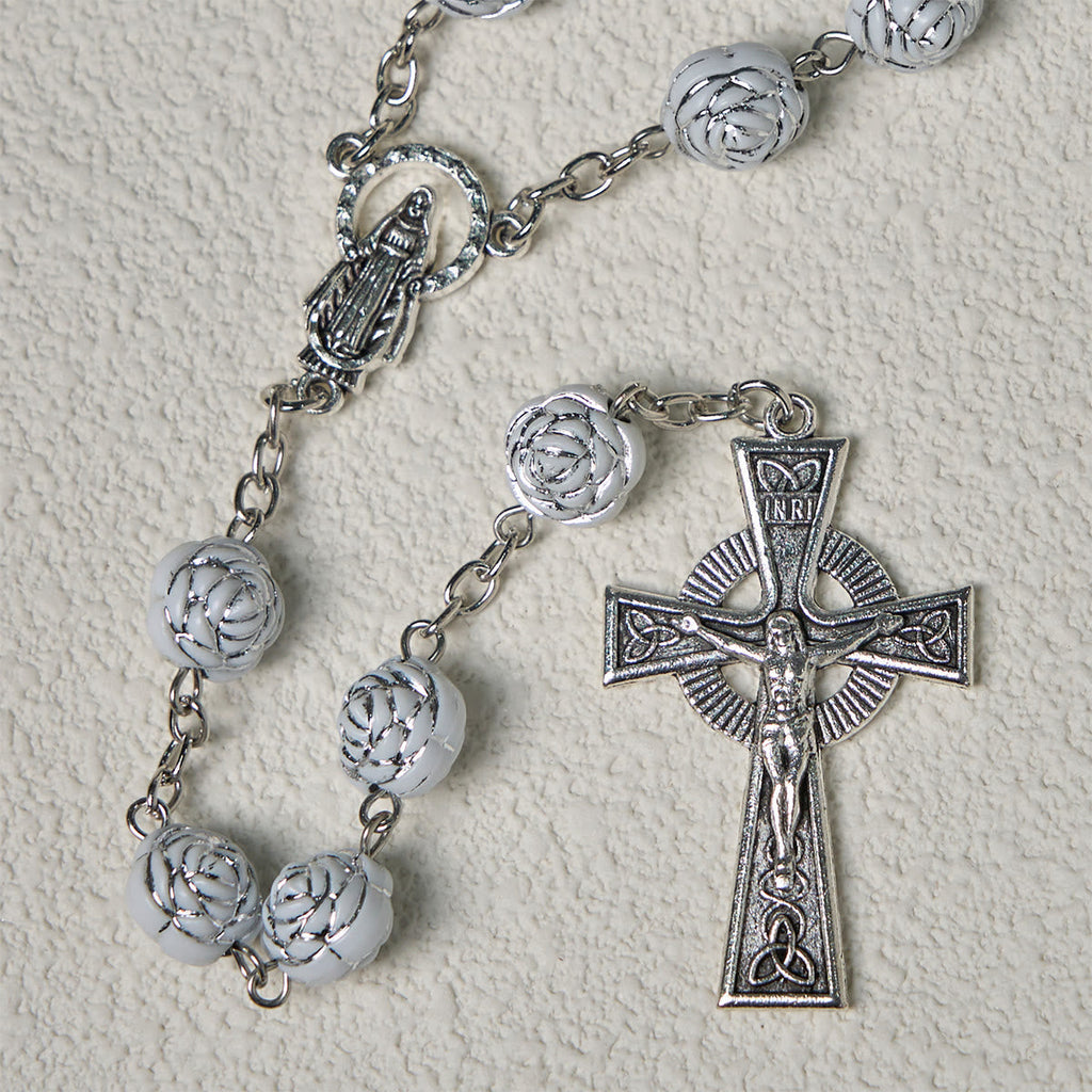Rosario y Pulseras Devocionales de Cuentas de Rosa Blanca con la Virgen María