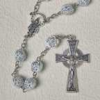 Rosario y Pulseras Devocionales de Cuentas de Rosa Blanca con la Virgen María