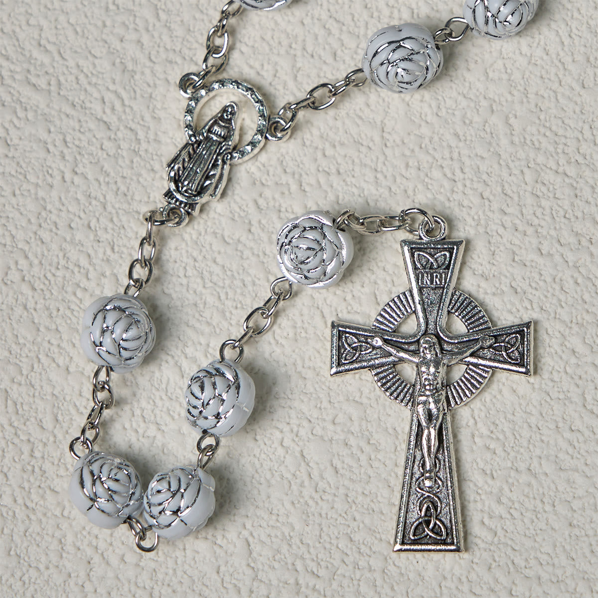 Rosario y Pulseras Devocionales de Cuentas de Rosa Blanca con la Virgen María