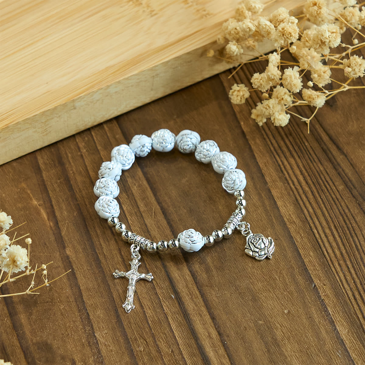 Rosario y Pulseras Devocionales de Cuentas de Rosa Blanca con la Virgen María