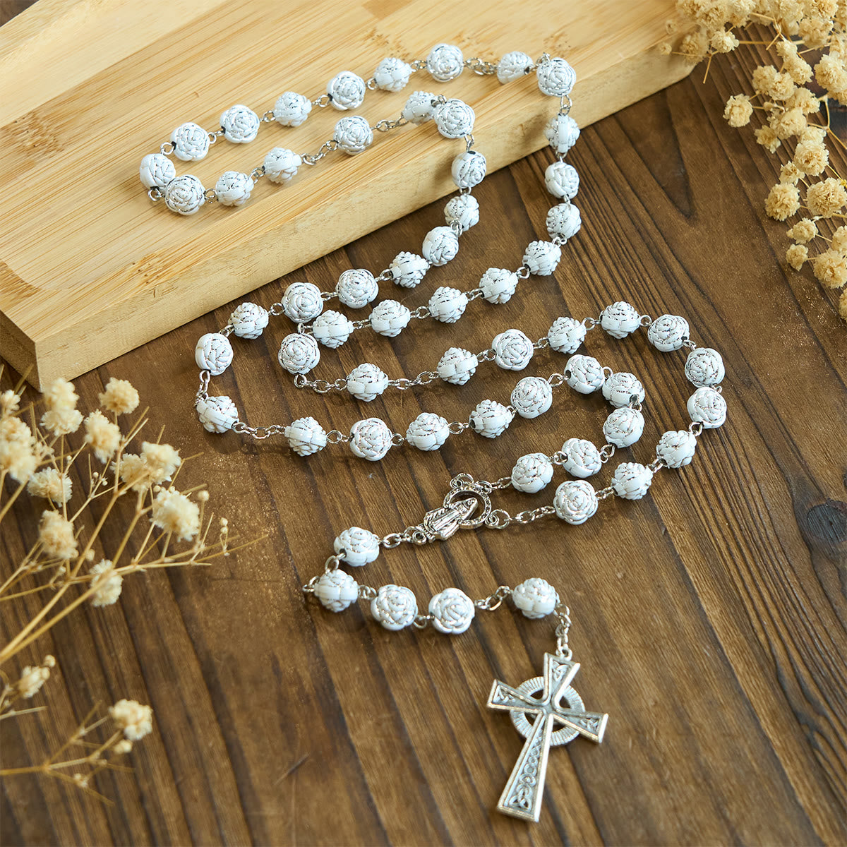 Rosario y Pulseras Devocionales de Cuentas de Rosa Blanca con la Virgen María