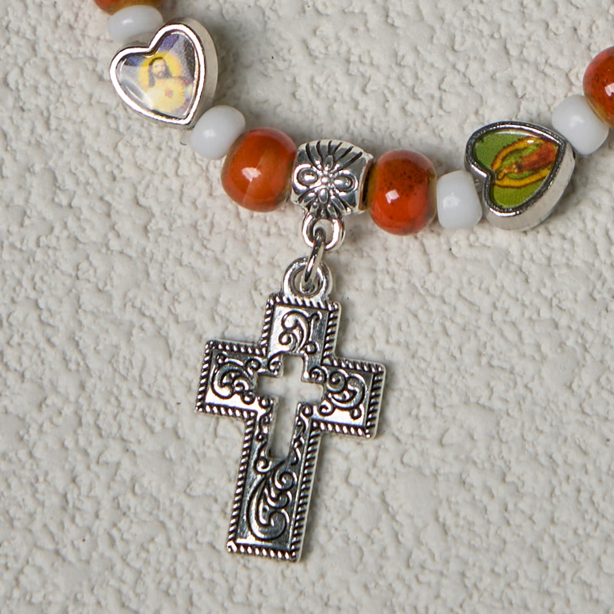 Pulseras de Cuentas de Cristal y Cerámica de Colores con Cruz y Dijes de Santos
