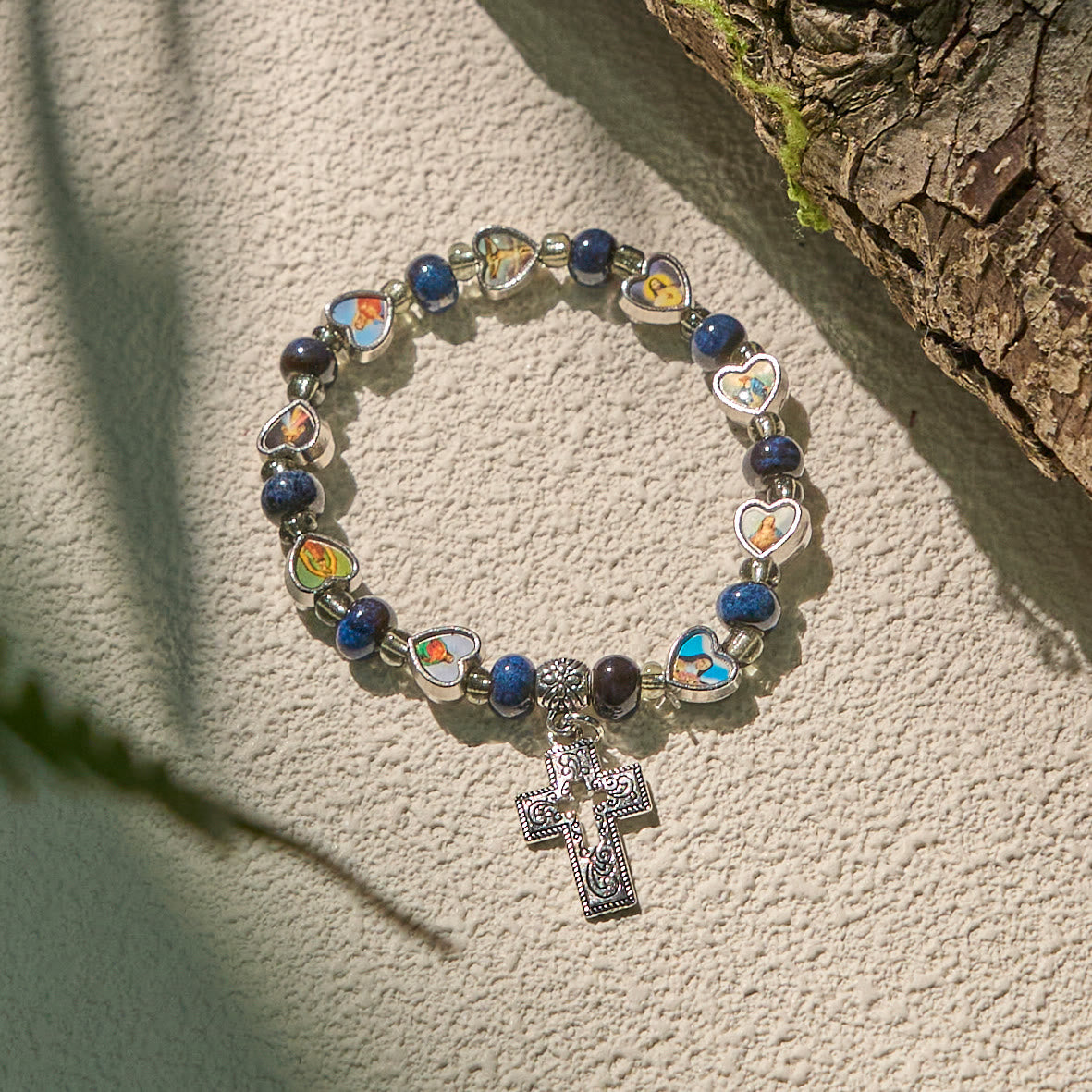 Pulseras de Cuentas de Cristal y Cerámica de Colores con Cruz y Dijes de Santos