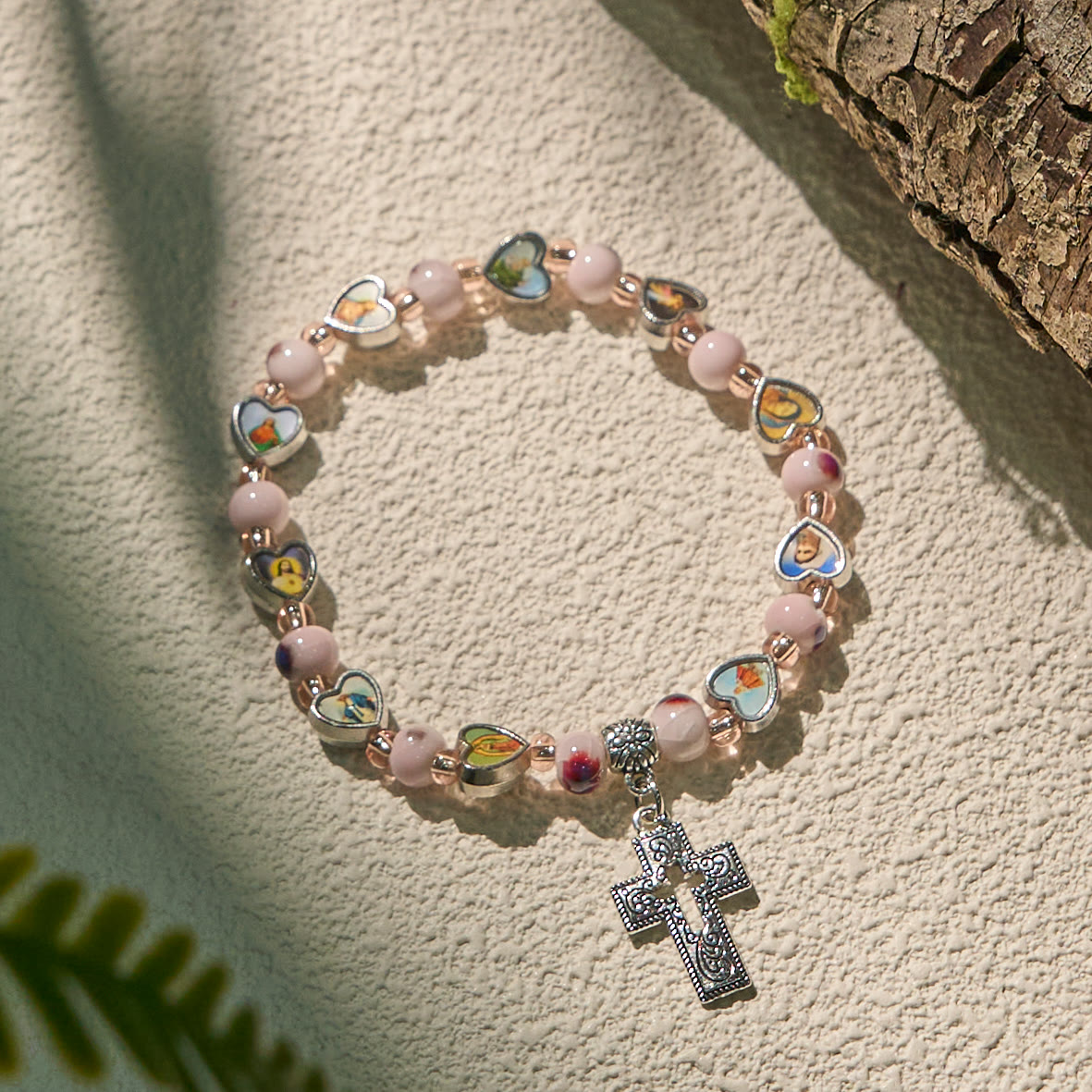 Pulseras de Cuentas de Cristal y Cerámica de Colores con Cruz y Dijes de Santos