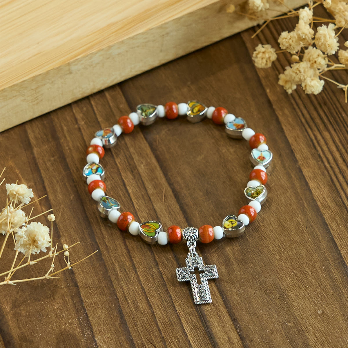 Pulseras de Cuentas de Cristal y Cerámica de Colores con Cruz y Dijes de Santos