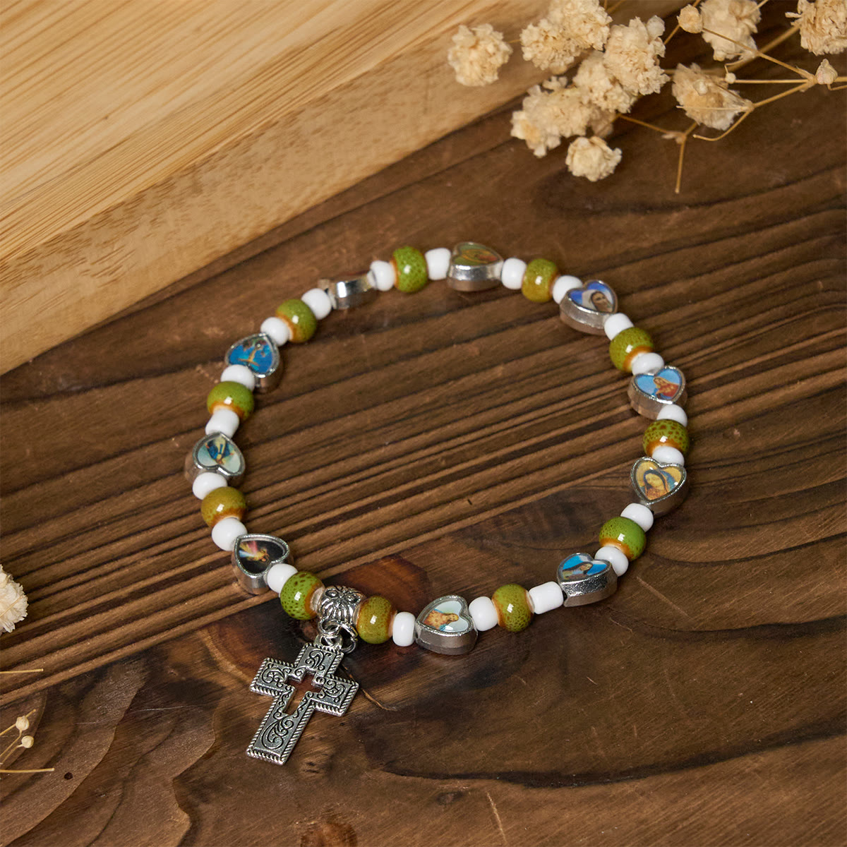 Pulseras de Cuentas de Cristal y Cerámica de Colores con Cruz y Dijes de Santos