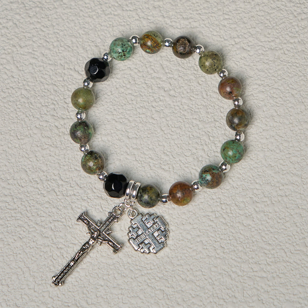 Pulseras Espirituales de Inspiración Rosario en Tonos Tierra con Crucifijo y Cruz de Jerusalén