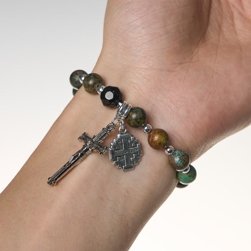 Pulseras Espirituales de Inspiración Rosario en Tonos Tierra con Crucifijo y Cruz de Jerusalén