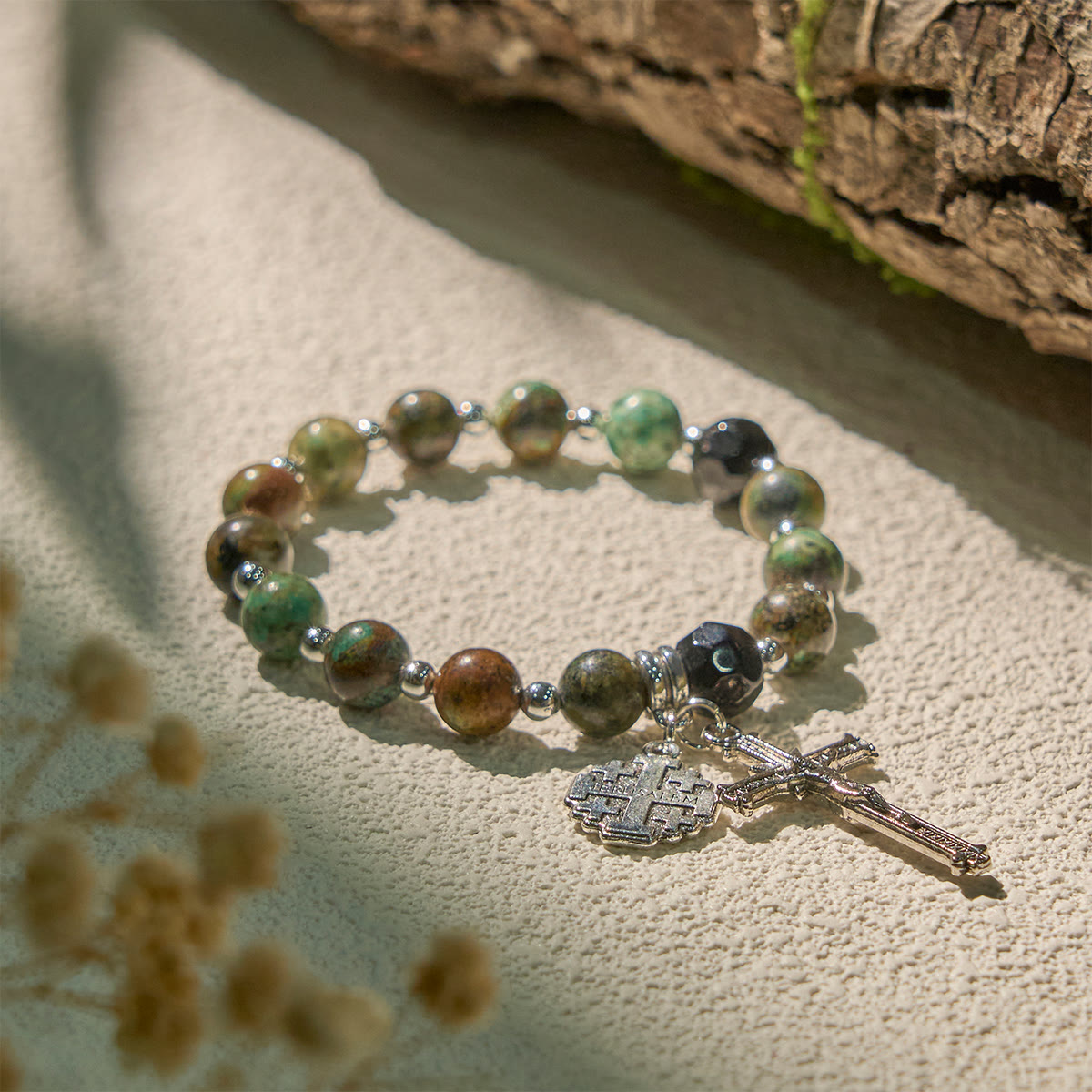 Pulseras Espirituales de Inspiración Rosario en Tonos Tierra con Crucifijo y Cruz de Jerusalén