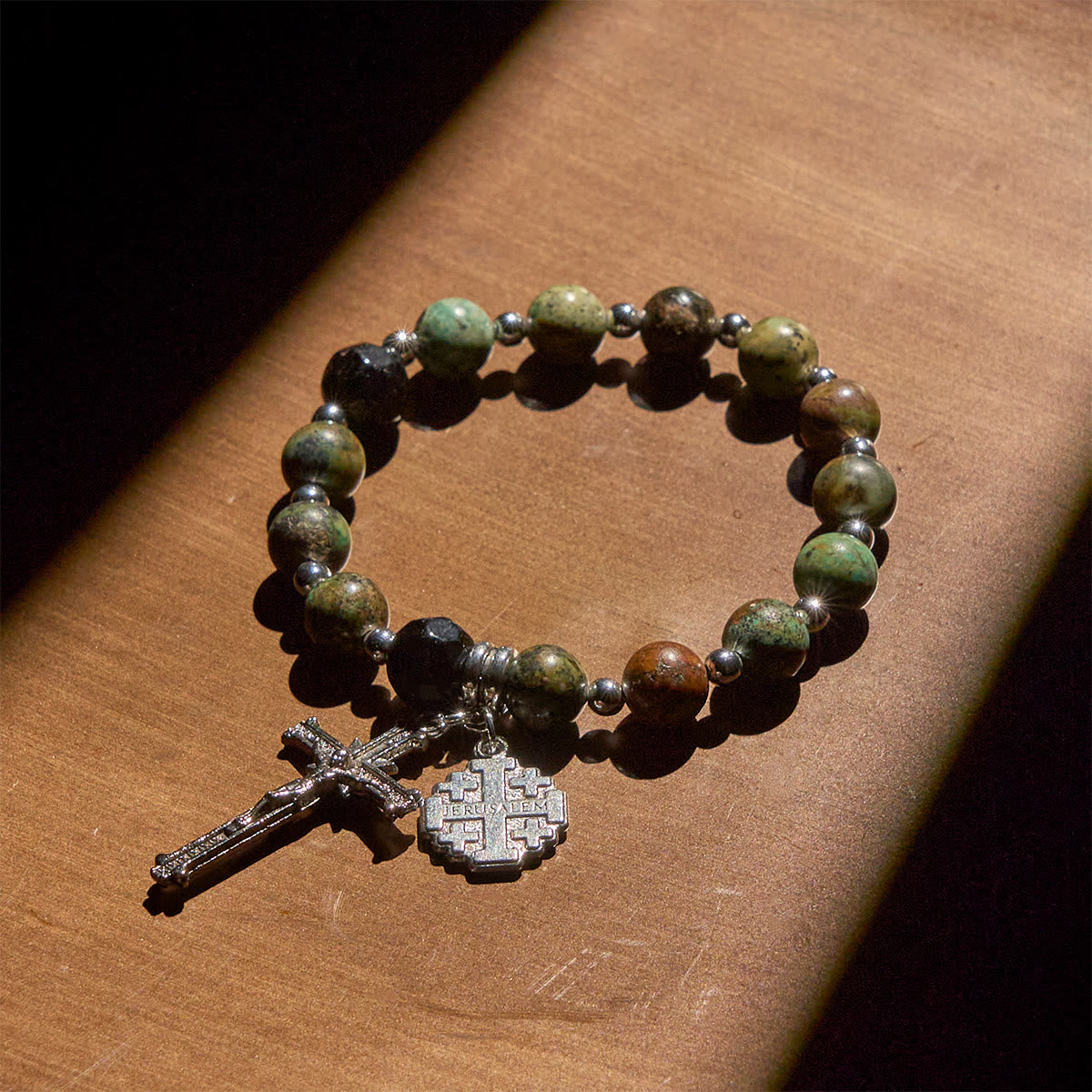 Pulseras Espirituales de Inspiración Rosario en Tonos Tierra con Crucifijo y Cruz de Jerusalén
