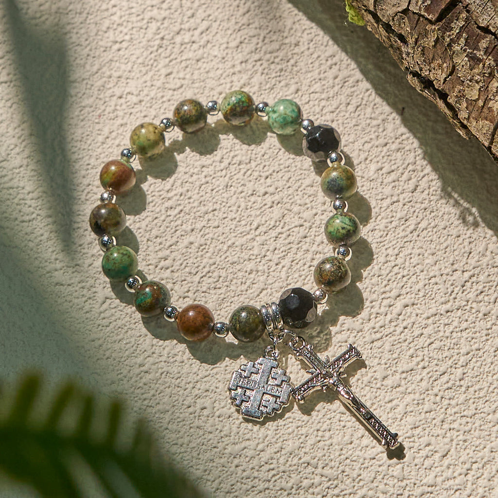 Pulseras Espirituales de Inspiración Rosario en Tonos Tierra con Crucifijo y Cruz de Jerusalén