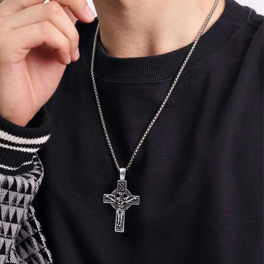 Collar con Dije Crucifijo de Nudo Celta de Fe Eterna: Cristo en la Cruz