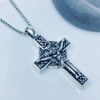 Collar con Dije Crucifijo de Nudo Celta de Fe Eterna: Cristo en la Cruz