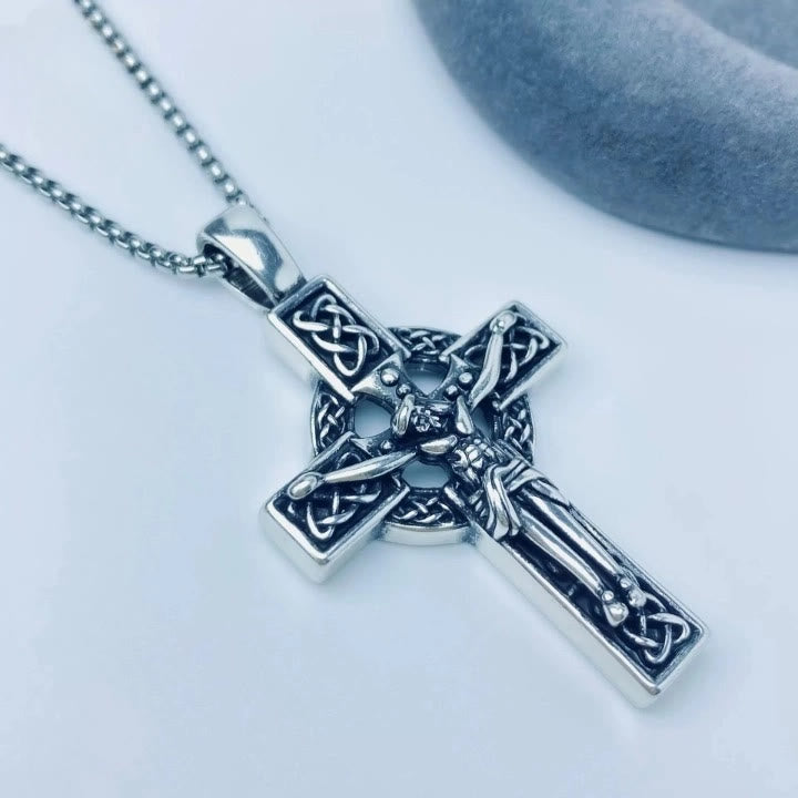 Collar con Dije Crucifijo de Nudo Celta de Fe Eterna: Cristo en la Cruz