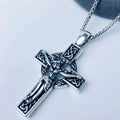 Collar con Dije Crucifijo de Nudo Celta de Fe Eterna: Cristo en la Cruz