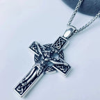 Collar con Dije Crucifijo de Nudo Celta de Fe Eterna: Cristo en la Cruz