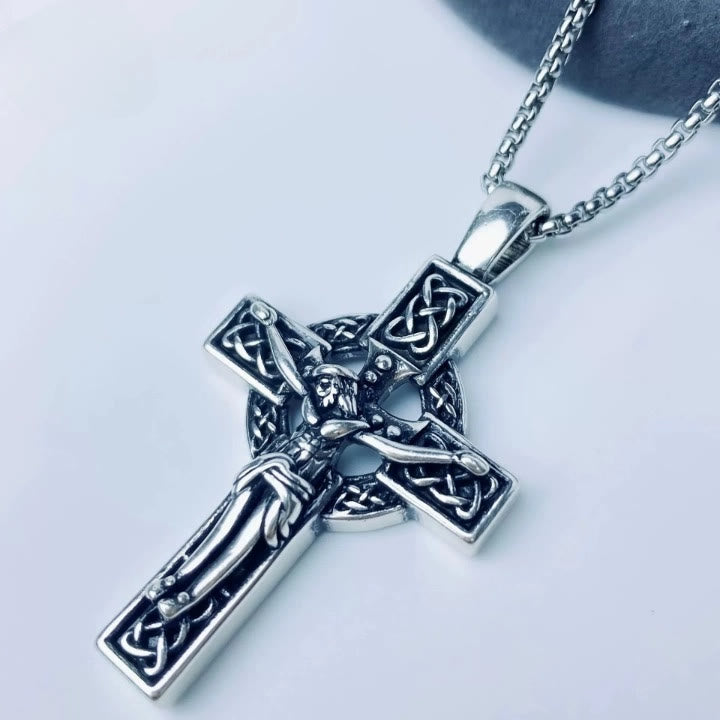 Collar con Dije Crucifijo de Nudo Celta de Fe Eterna: Cristo en la Cruz