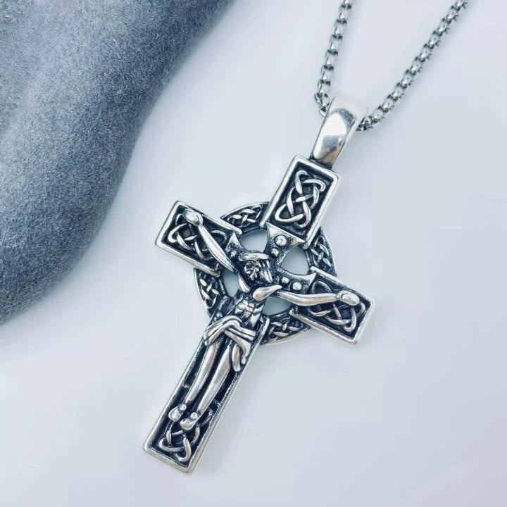 Collar con Dije Crucifijo de Nudo Celta de Fe Eterna: Cristo en la Cruz