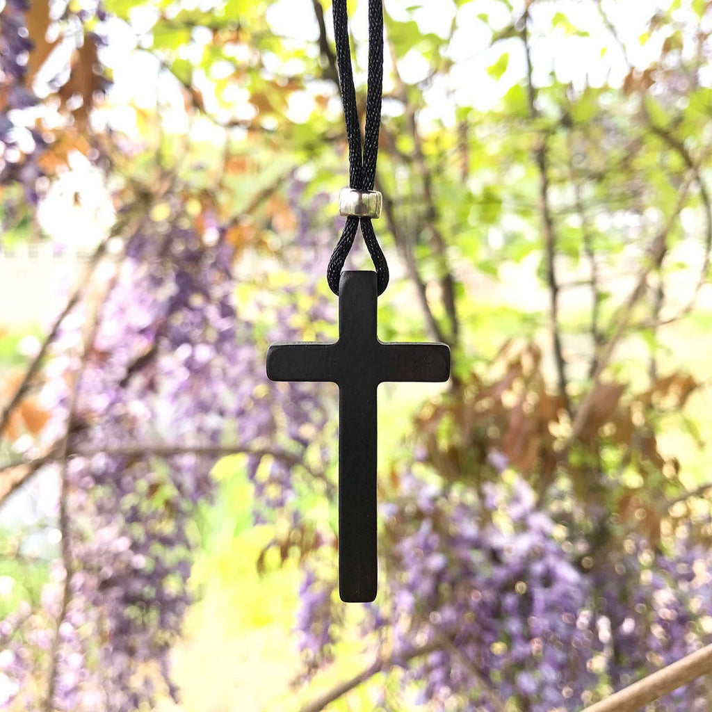 Collar de Cruz de Ébano Natural Clásico: Símbolo de Fe Pura y Duradera