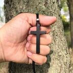 Collar de Cruz de Ébano Natural Clásico: Símbolo de Fe Pura y Duradera