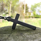 Collar de Cruz de Ébano Natural Clásico: Símbolo de Fe Pura y Duradera