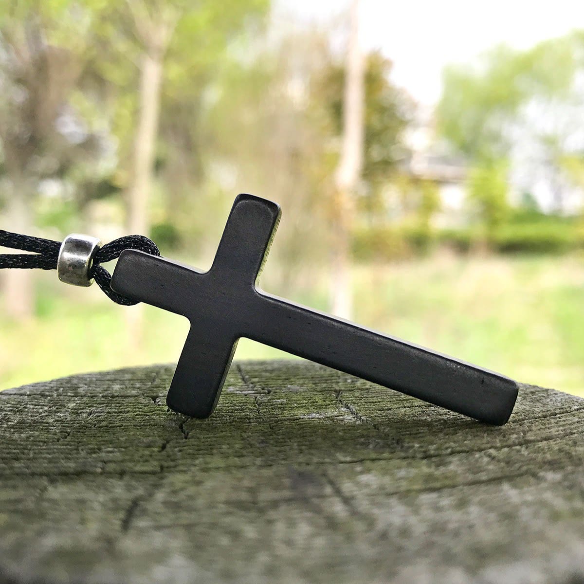 Collar de Cruz de Ébano Natural Clásico: Símbolo de Fe Pura y Duradera