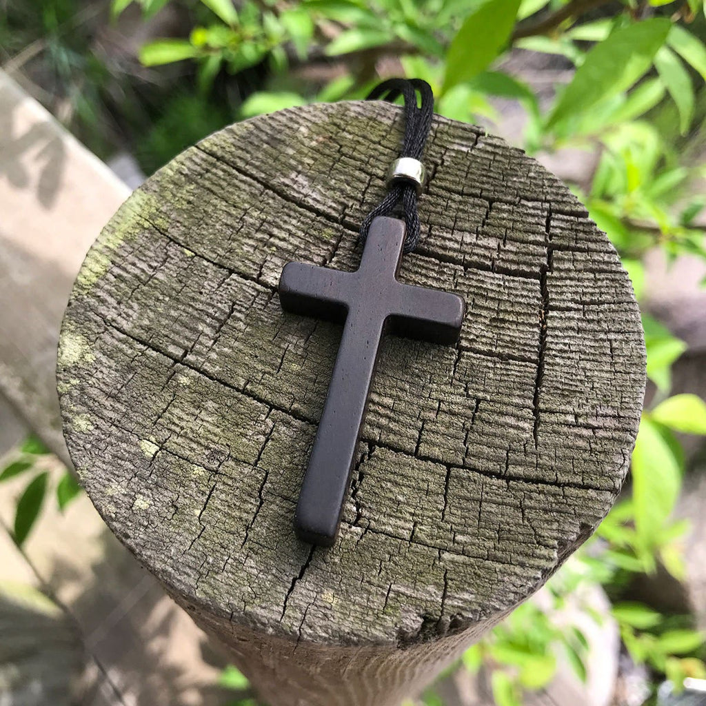 Collar de Cruz de Ébano Natural Clásico: Símbolo de Fe Pura y Duradera